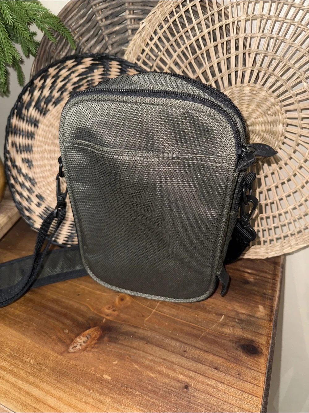 Tumi T2 Ballistic Nylon Vintage Olive Green Crossbody Messenger Bag